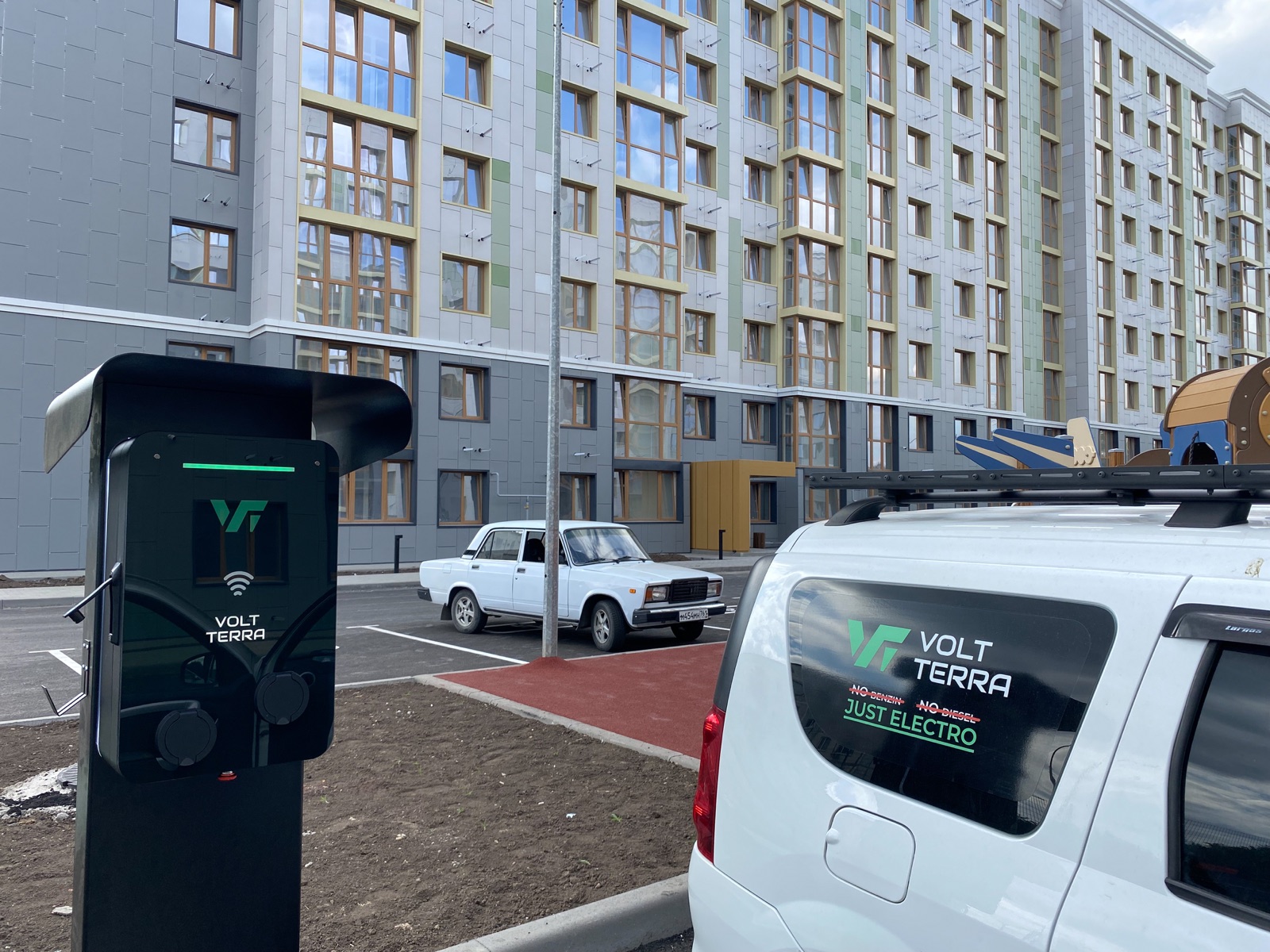 Зарядная станция Вольт-Терра и сервисный автомобиль у жилого комплекса